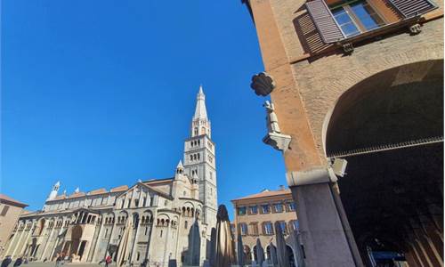 Commercial Premises / Showrooms for Sale in Modena